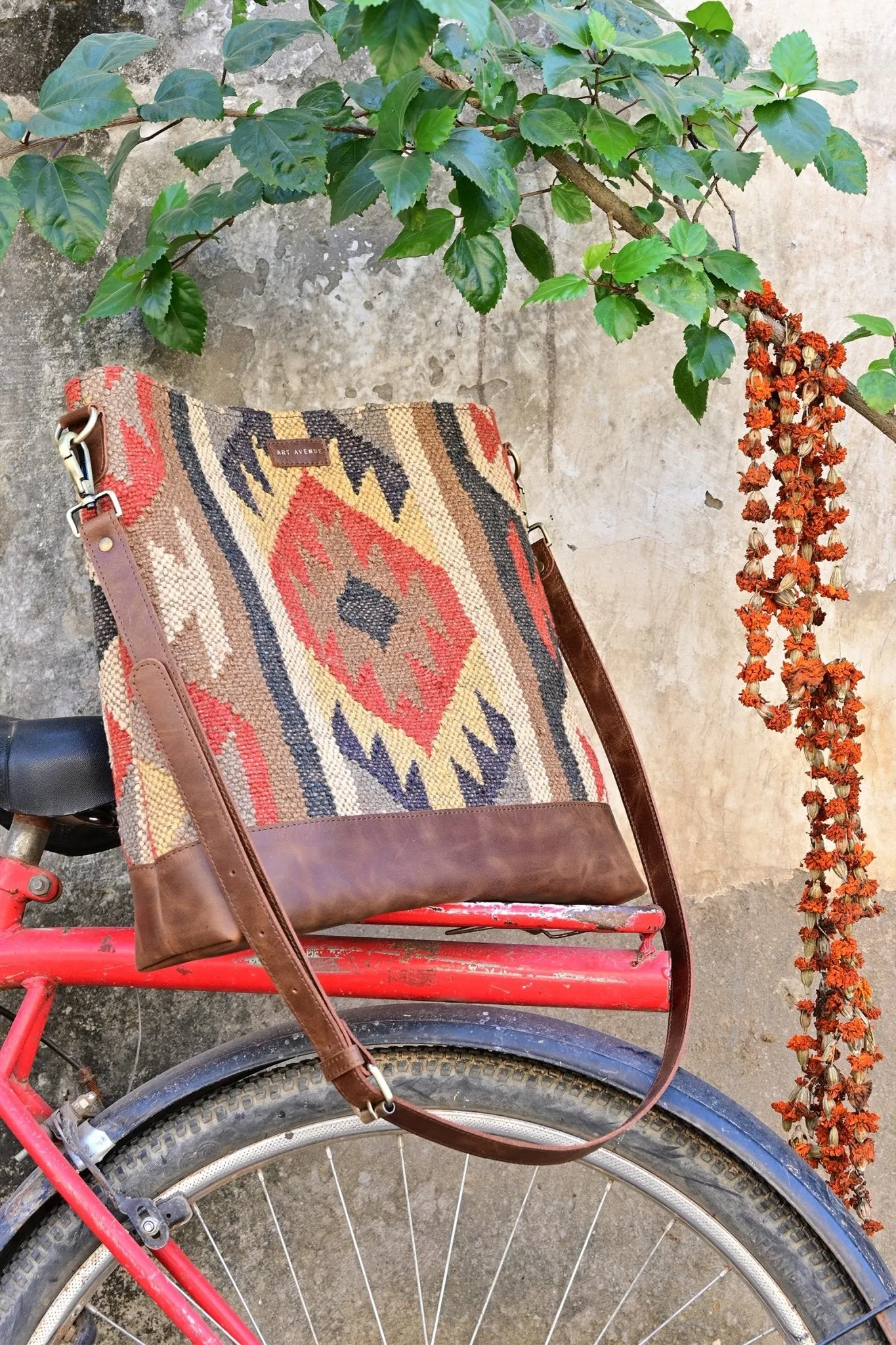 AUSTERE - KILIM &  LEATHER HAND  BAG