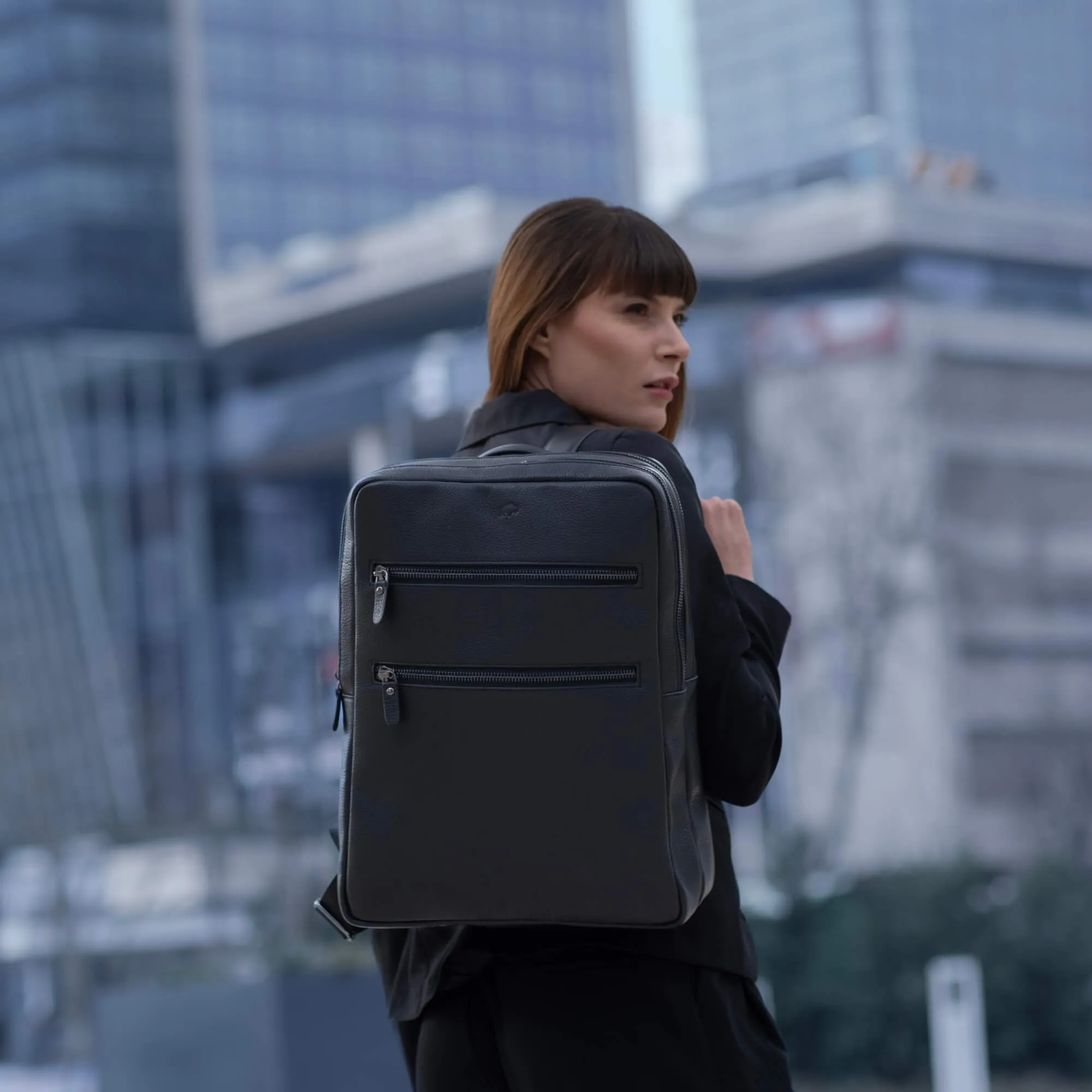 Castle Leather Backpack 16", Pebble Black