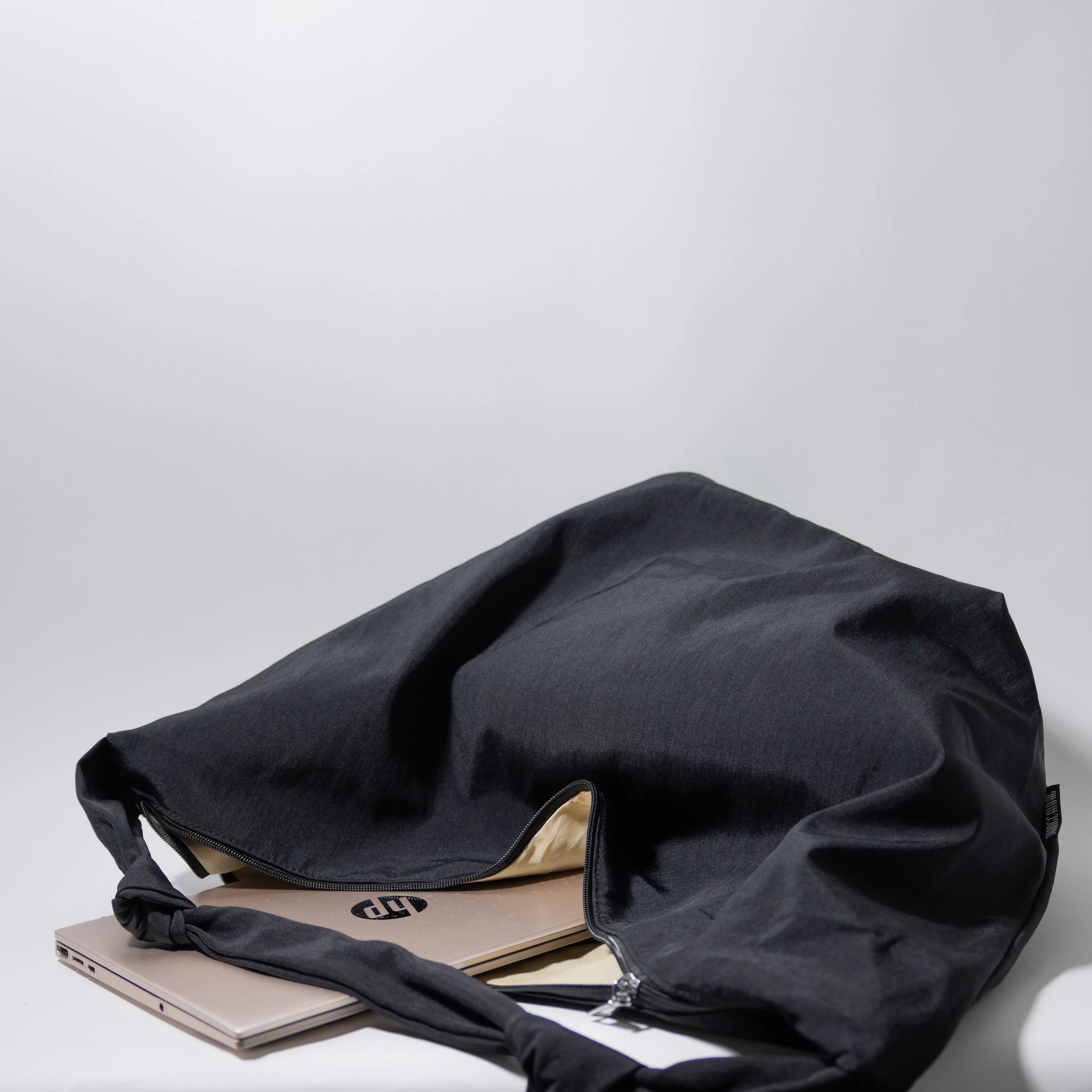 TEXTILE SLOUCH BAG-BLACK